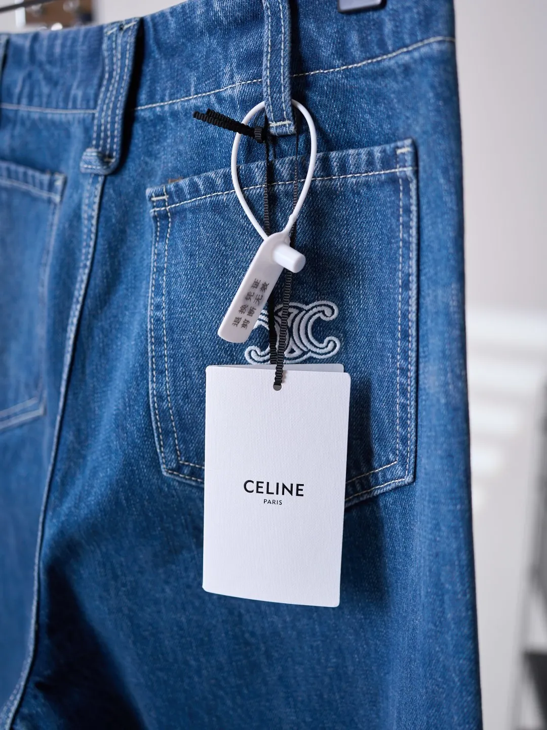 [Real auction] Celine/Celine Arc de Triomphe logo embroidered flared jeans (women's style) [In Stock] 30 31 32 Selected high-count cotton washed denim fabric, which has a warm and delicate touch, and is comfortable and close to the skin. Wearing a marine indigo base, natural water wash and smudged shades, warm Retro denim tones, and a relaxed and timeless Retro atmosphere. The large front patch pocket builds the Retro workwear heritage, and the back pocket is embellished with the White embroidered logo to create a visual ingenuity that is simple yet memorable. The neat mid-high waist and slightly flared trousers fit the waist and hips and spread out the pants smoothly, optimizing the leg lines, with just the right slight flare to create a slender and neat figure. Unlock a comfortable and elegant posture, allowing you to have unlimited dressing possibilities. 1. Imported machine embroidery technology uses advanced computer control systems and precision mechanical components to precisely create the iconic TRIOMPHE logo embroidery, with smooth and delicate lines and a full sense of sophistication. 2. Whole-strip denim scanning and spraying technology. The color of the entire jacket is partially faded through the washing process, and then put into the washing equipment for stripping, stone grinding and bleaching to show a uniform fading effect. The dye is sprayed on the entire denim fabric through a high-pressure pump to achieve the same color tone as the original. 3. Stone grinding for light fermentation➕stretching, bleaching and softening. The friction between the pumice stone and the clothes causes wear and fading effects on the surface of the denim. Through the combination of pulling and bleaching, the clothes are bleached while producing a certain texture and stretching effect, and a loose fit.